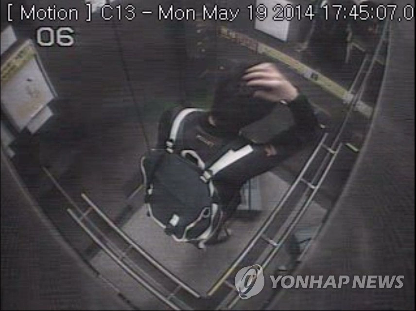 범행도구를 들고 A양의 집으로 향하는 모습이 찍힌 엘리베이터 CCTV  연합뉴스