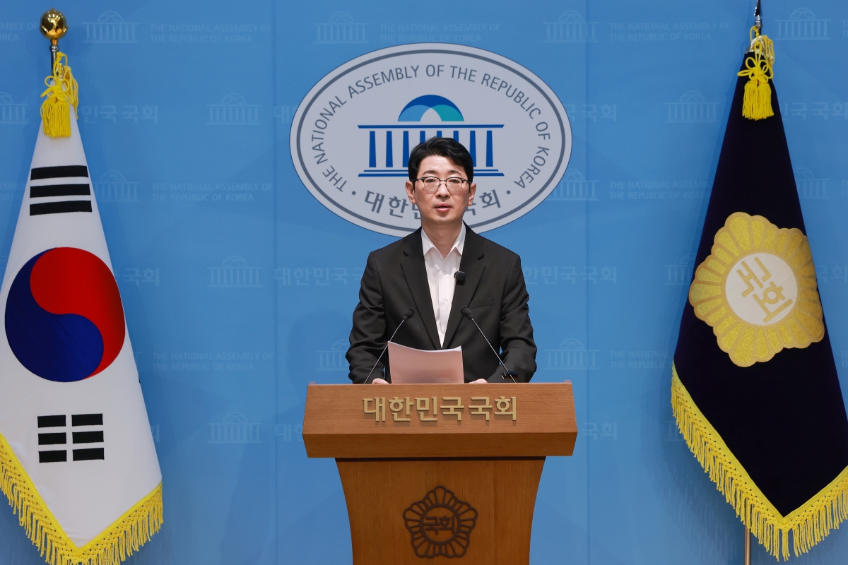 주진우  국민의힘 의원이 6일 국회 소통관에서 김승원 법무부 장관 후보자 가족이 근무하는 ‘한국아동발달 사회적협동조합’과 관련해 특혜를 받았다는 의혹을 제기하고 있다. 연합뉴스