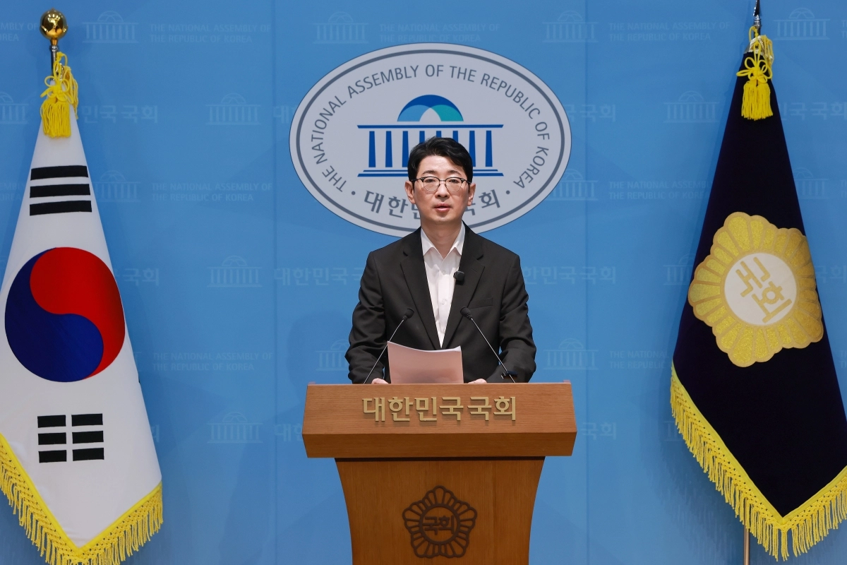 주진우  국민의힘 의원이 6일 국회 소통관에서 김승원 법무부 장관 후보자 가족이 근무하는 ‘한국아동발달 사회적협동조합’과 관련해 특혜를 받았다는 의혹을 제기하고 있다. 연합뉴스