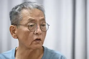 온 국민 울린 ‘피터팬 아빠’ 전경철 작가 별세…“아들, 희미하게 날 기억하길”