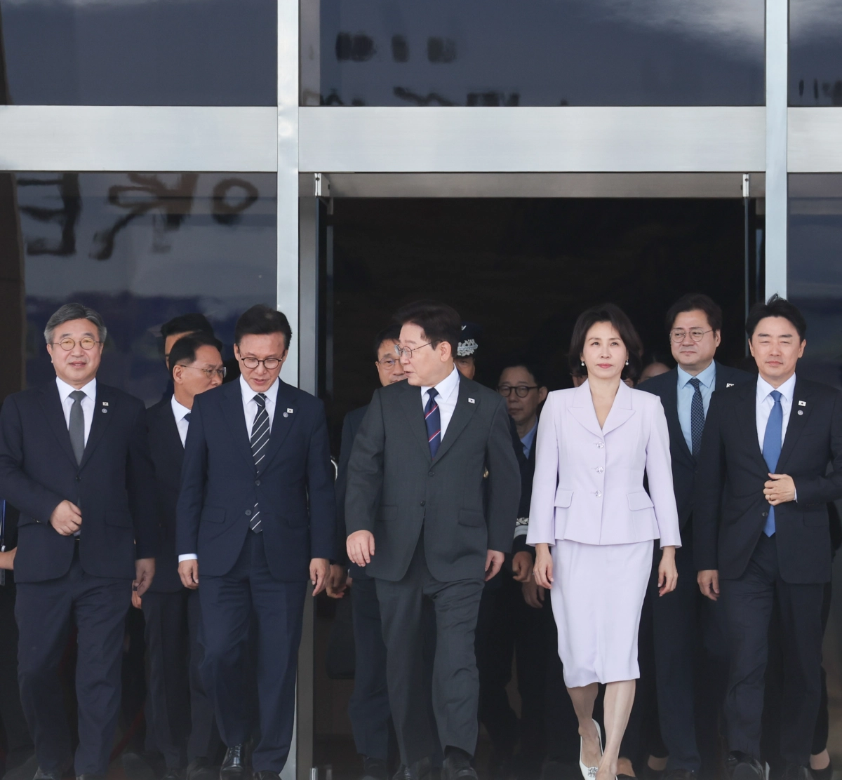 李대통령 부부 출국길