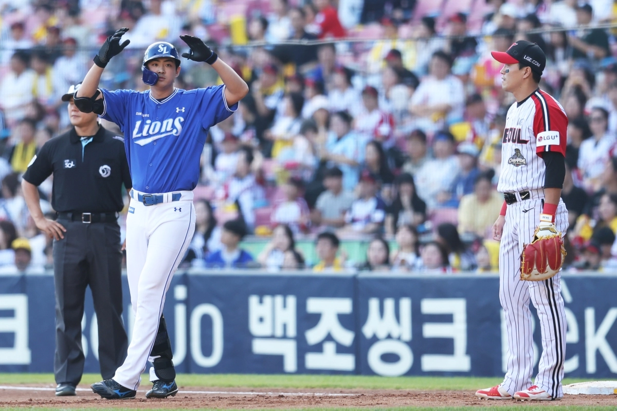 삼성 구자욱이 6일 LG전 1회초 좌전안타로 개인 통산 1800 안타를 달성한 뒤 1루에서 관중석의 환호에 답하고 있다. 구자욱은 이날 4타수 3안타 2타점 2득점의 맹타를 휘두르며 팀 승리를 이끌었다.             삼성 라이온즈 제공