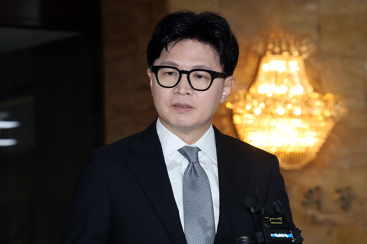 한동훈 의원이 3일 국회 본회의에 참석하며 취재진의 질문에 답하고 있다. 한 의원은 김승원 법무부 장관 후보자의 코로나19 치료제 임상시험 승인 청탁 의혹과 관련해 녹취록과 식약처 내부 문자 등을 연일 공개하며 후보 자격을 문제 삼고 있다. 연합뉴스