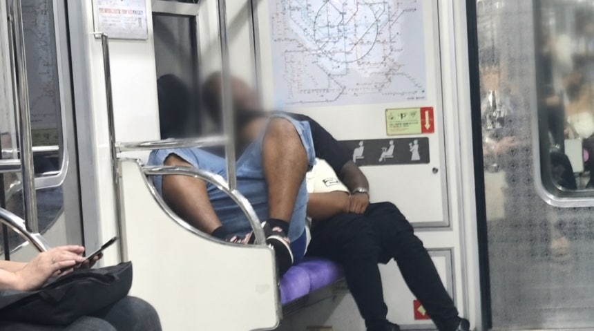 서울 지하철에서 한 외국인 승객이 신발을 신은 채 노약자석 위에 두 다리를 올리고 있는 모습이 포착됐다. JTBC ‘사건반장’