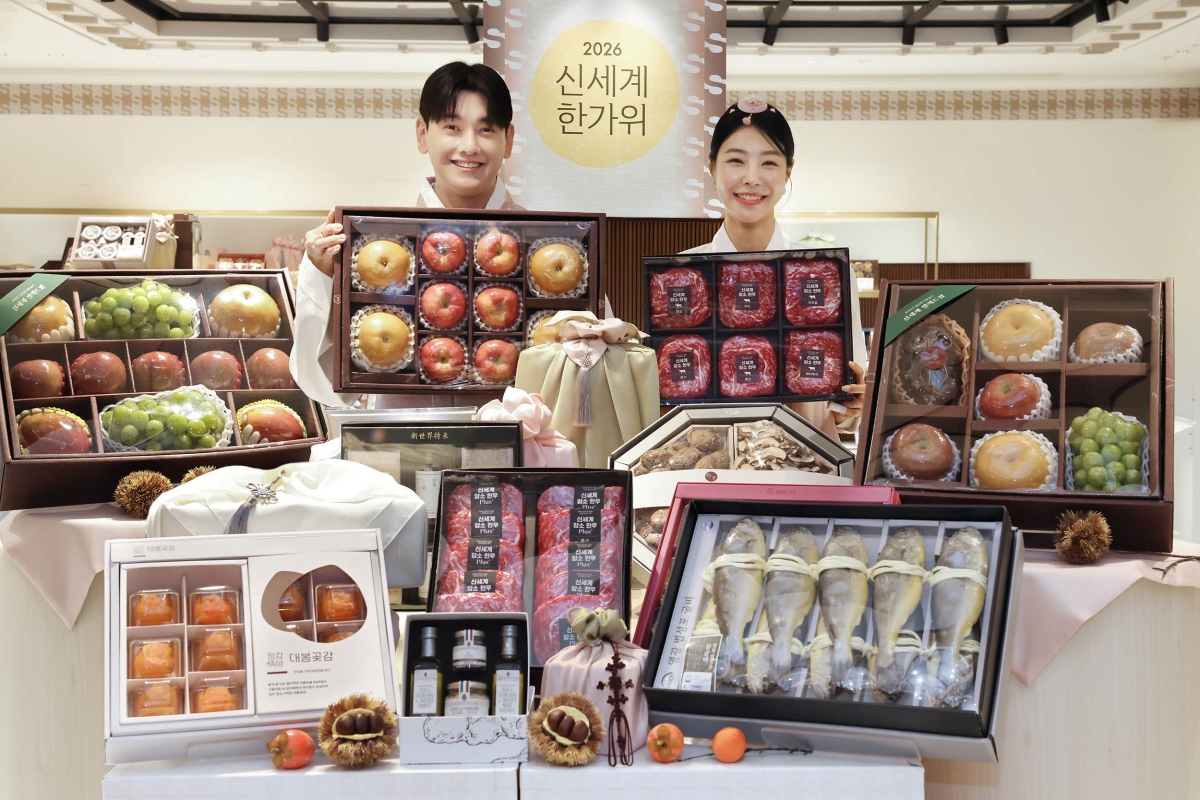 신세계백화점 직원들이 추석 선물세트를 선보이고 있다. 신세계백화점은 7일부터 23일까지 명품 한우 등 추석 선물세트 본판매를 진행한다. 신세계백화점 제공