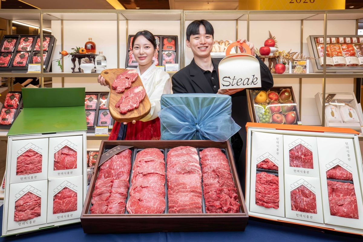 서울 강남구에 위치한 현대백화점 무역센터점 지하 1층 식품관에서 직원들이 ‘프리미엄 한우 선물세트’를 소개하고 있는 모습. 현대백화점 제공