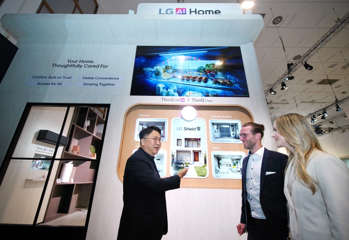 백승태(왼쪽) LG전자 HS사업본부장이 5일(현지시간) 독일 베를린 IFA 2026의 LG전자 부스에서 ‘인공지능(AI) 홈’ 관련 기술들을 소개하고 있다.  LG전자 제공