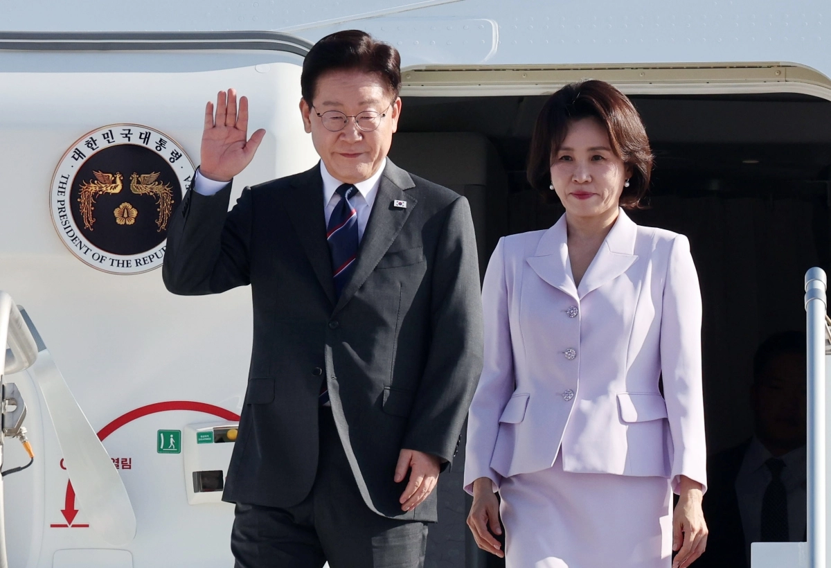 프랑스를 국빈 방문한 이재명 대통령과 김혜경 여사가 6일(현지시간) 프랑스 니스 코트다쥐르 공항에 도착한 공군 1호기에서 환영객에게 인사하고 있다. 2026.9.7 니스 연합뉴스