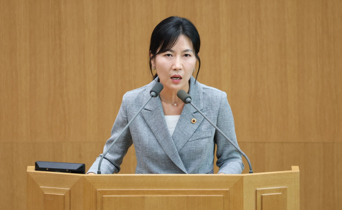 ▲최혜경 의원이 3일 열린 제393회 임시회 제3차 본회의에서 소상공인 정책 및 느린학습자 자립 지원에 관한 도정질문을 하고 있다. (사진=경기도의회)