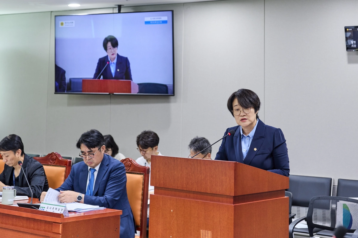 ▲신미숙 의원이 4일 도시환경위원회 회의에서 공공지원민간임대주택 임차인 보호를 위한 ‘민간임대주택에 관한 특별법’ 개정 촉구 건의안 제안설명을 하고 있다. (사진=경기도의회)