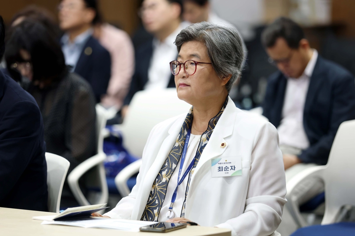 ▲최순자 의원이 제399회 임시회 본회의에서 동료 의원들의 5분 자유발언을 비롯해 일괄질문 및 대집행부질문을 경청하고 있다. (사진=경기도의회)