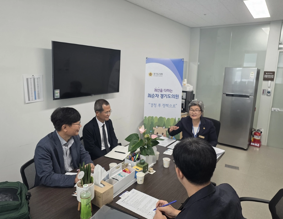▲최순자 의원이 4일 의원실에서 경기도 이민사회국 관계자들과 추가경정예산안 심사 관련 자료를 검토하며 이주민 정책 현안을 논의하고 있다. (사진=경기도의회)