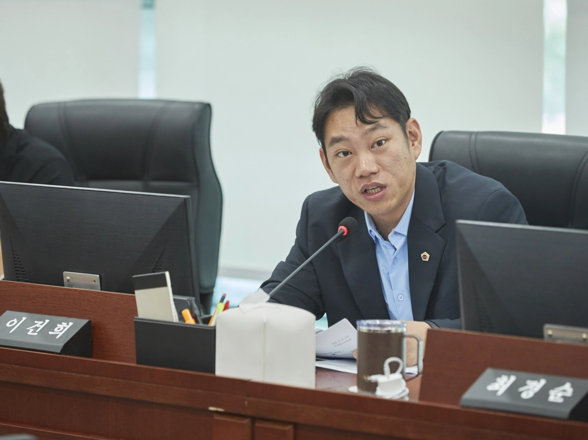 ▲이건희 의원이 4일 제393회 임시회 회의에서 경기도의료원 조례 개정안 심의 및 통합돌봄 정책 질의를 진행하고 있다. (사진=경기도의회)
