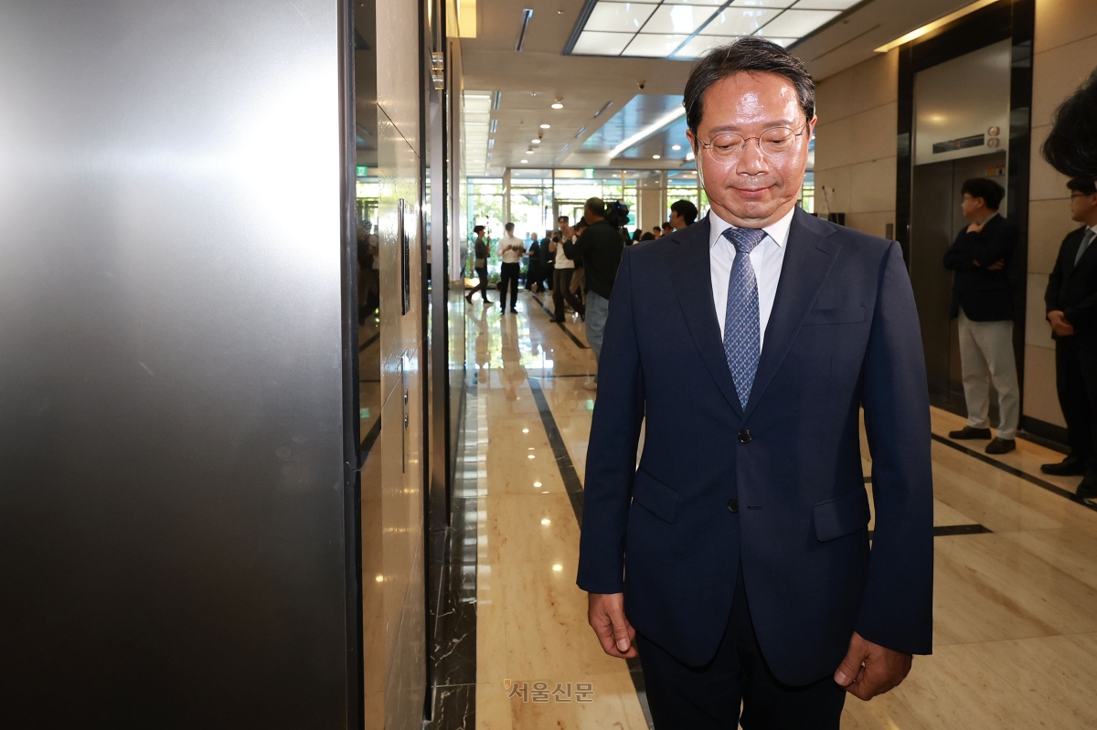 김승원 법무부 장관 후보자가 7일 오전 서울 종로구 적선현대빌딩에 마련된 인사청문회 준비 사무실로 출근하고 있다. 이지훈 기자