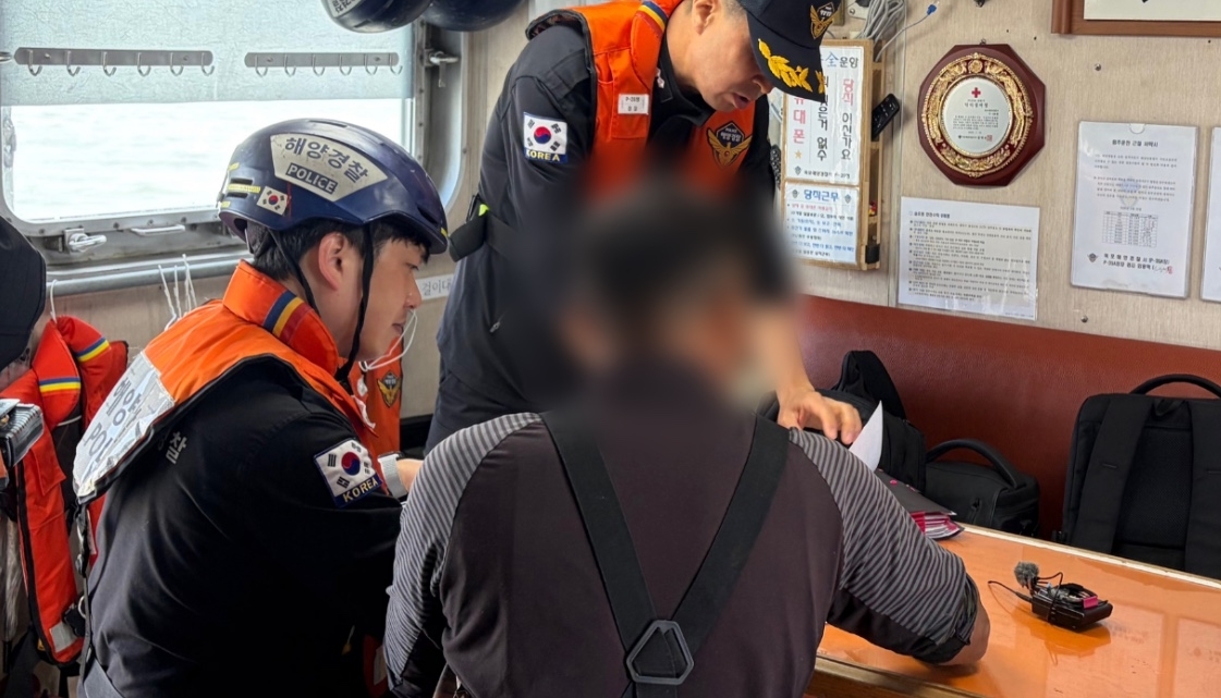 목포해양경찰이 구명조끼 미착용 어선 선원들에 대해 집중 단속을 펴고 있다. (목포해경 제공)