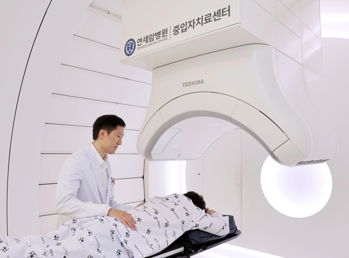 연세암병원 김경환 교수가 중입자치료를 위해 세팅을 하고 있다.