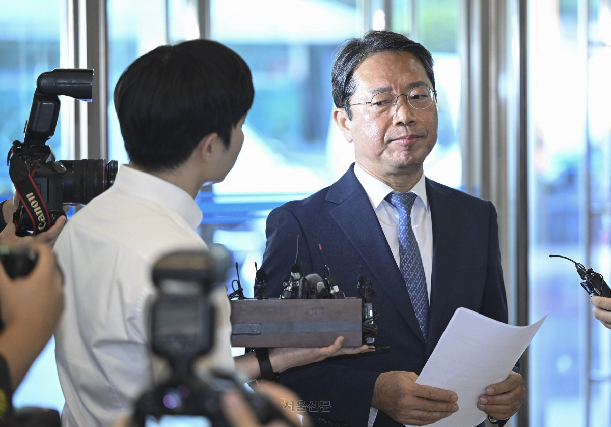 김승원(오른쪽) 법무부 장관 후보자가 7일 서울 종로구 적선현대빌딩에 마련된 인사청문회 준비 사무실로 출근하기 전 자신과 관련한 의혹에 대한 입장을 발표하고 있다. 2026.9.7 이지훈 기자