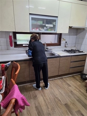 옥천군이 통합돌봄 대상자 가정에서  클린홈서비스를 하고 있다. 옥천군 제공.