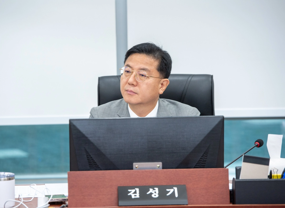 ▲김성기 의원이 4일 열린 제393회 임시회 상임위 회의에서 경기도립 안성휴게소의원의 일방적 운영 종료를 질타하고 재개원 대책 마련을 촉구하고 있다. (사진=경기도의회)