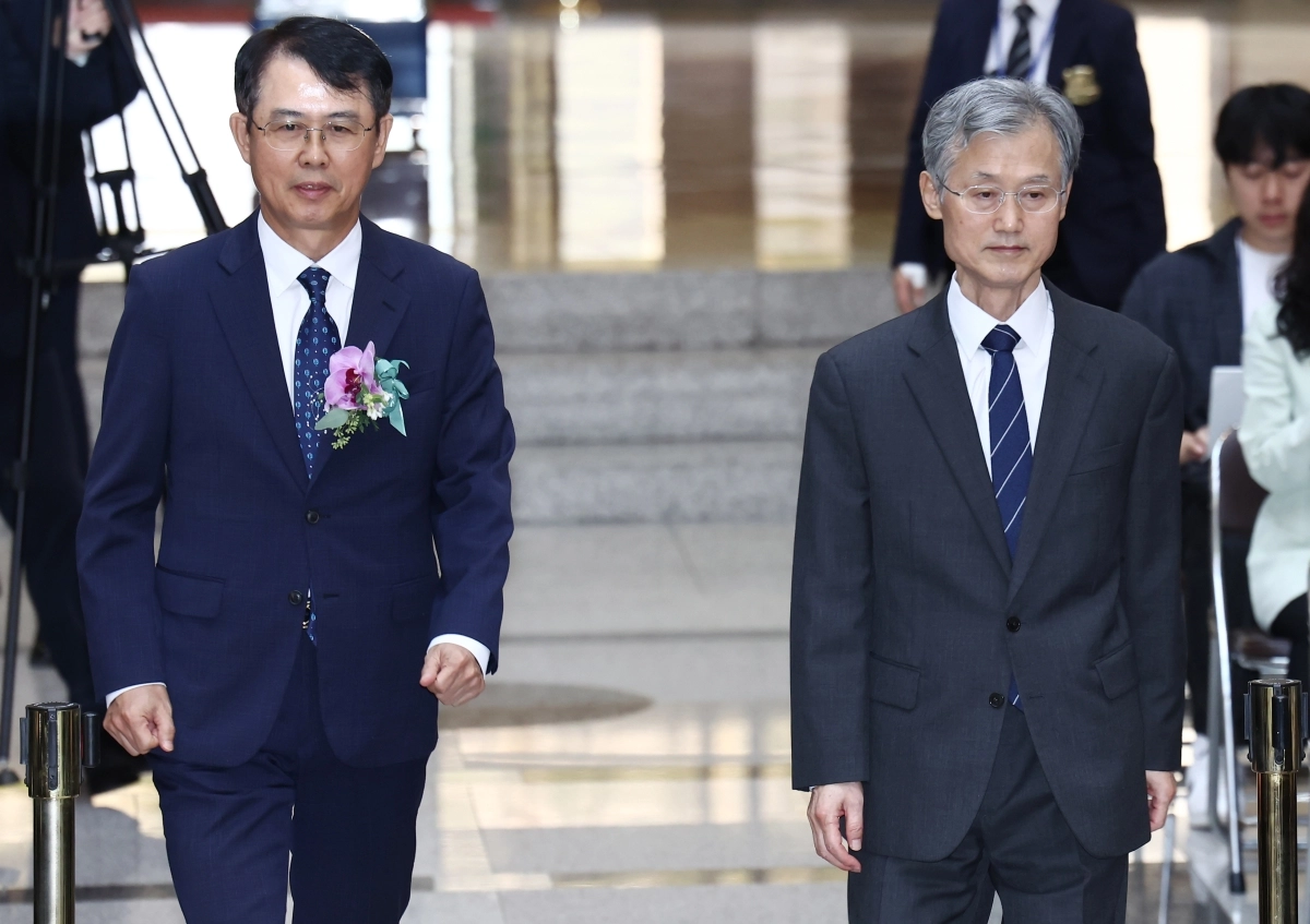조희대(오른쪽) 대법원장이 7일 서울 서초구 대법원에서 열린 이흥구 대법관 퇴임식에 참석하고 있다. 뉴스1