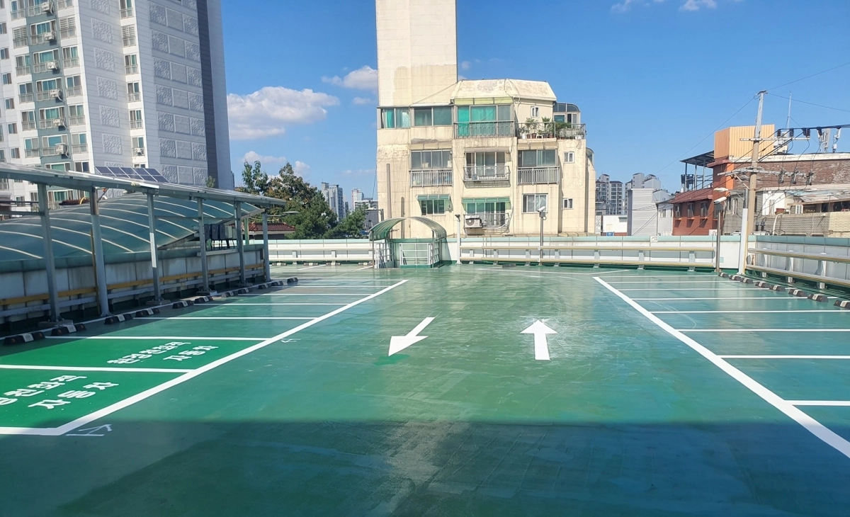 서울 구로구 구로2동 마을공동 공영주차장의 주차구획선 재도색을 마친 모습. 구는 일반·가족배려·장애인·환경친화적자동차 전용구획 등 81면을 새로 도색하고 노후 시설을 정비했다.  구로구 제공