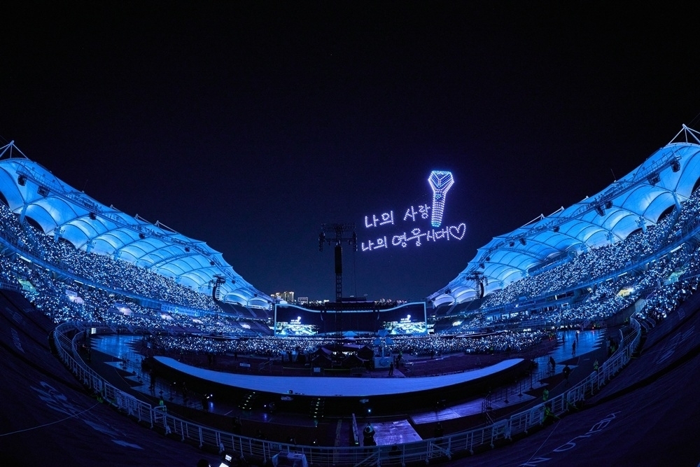 경기 고양종합운동장에서 지난 4~6일 열린 콘서트 ‘아임 히어로-더 스타디움 2’ 무대 위로 드론쇼가 펼쳐지고 있다. 물고기뮤직 제공