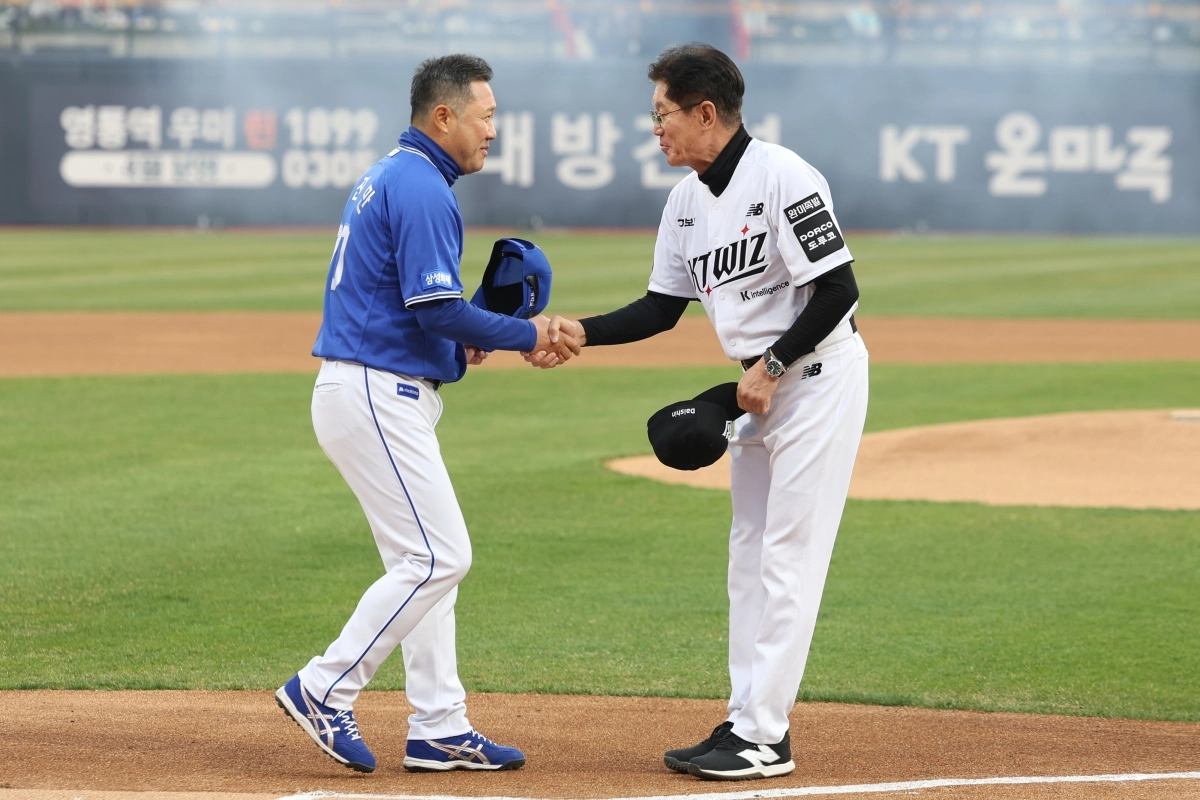 박진만 삼성 감독과 이강철 kt 감독. 삼성 라이온즈 제공