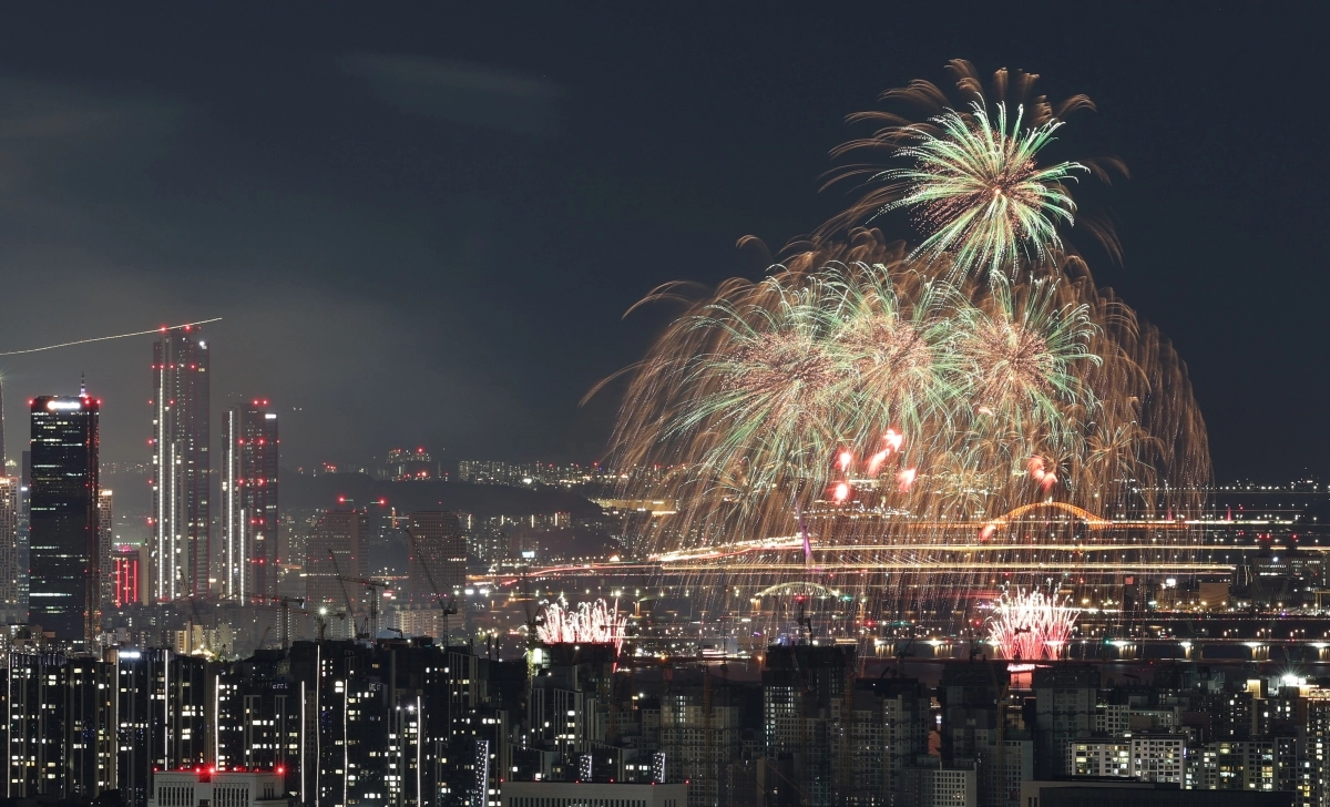 5일 서울 여의도 한강공원에서 열린 ‘2026 서울세계불꽃축제’에서 화려한 불꽃이 밤하늘을 수놓고 있다. 2026.9.5 연합뉴스