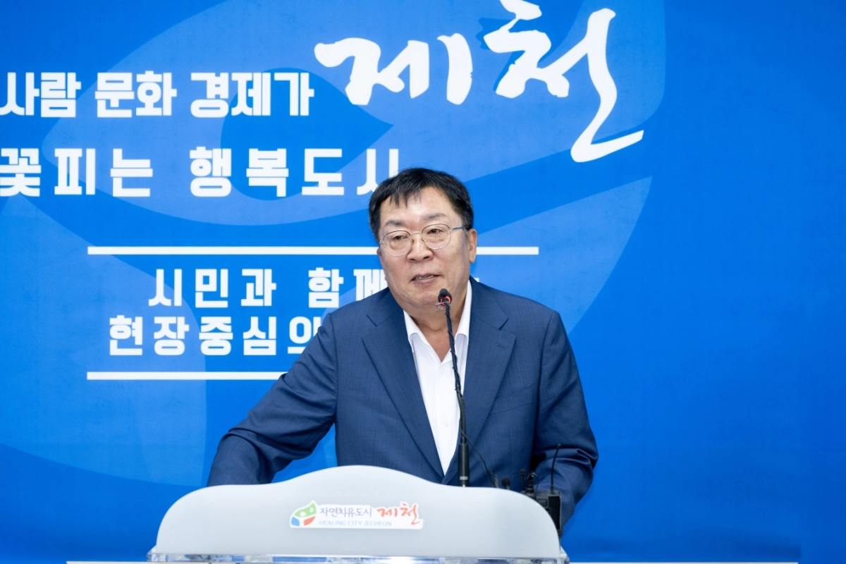 이상천 제천시장이 7일 교도소 유치와 관련한 시민 여론조사 결과를 발표하고 있다. 제천시 제공.
