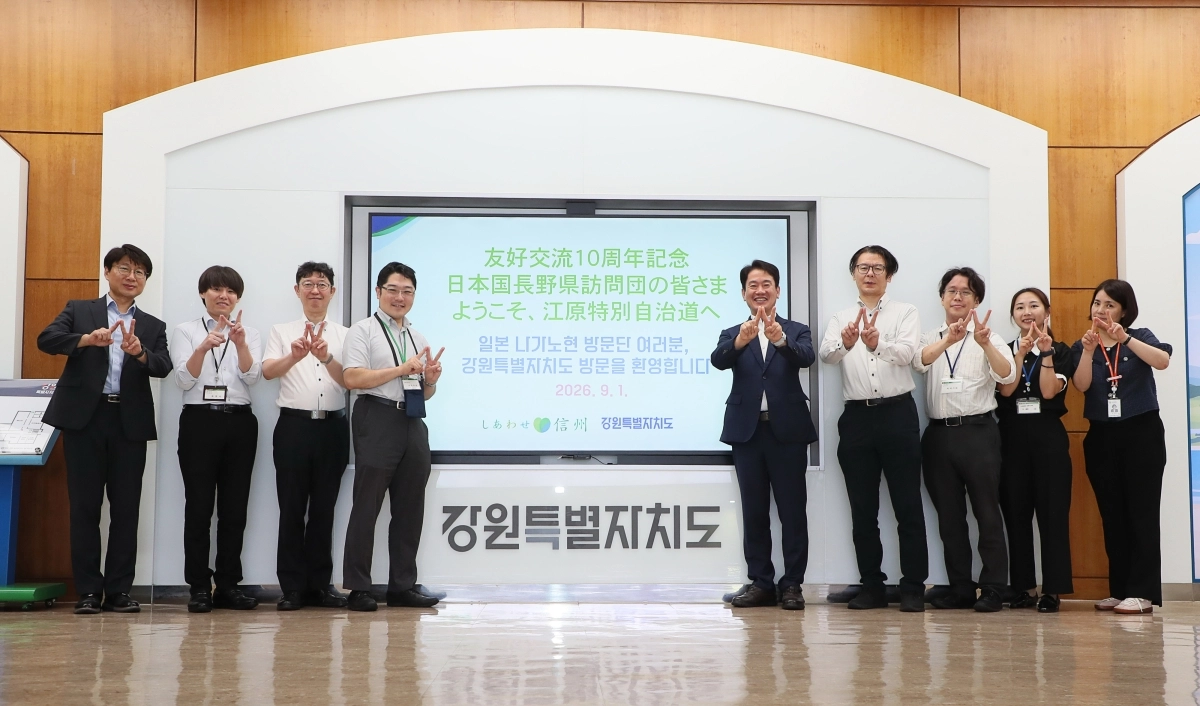 지난 1일 강원도청을 방문한 일본 나가노현 교류단이 도 직원들과 기념 촬영을 하고 있다. 강원도 제공