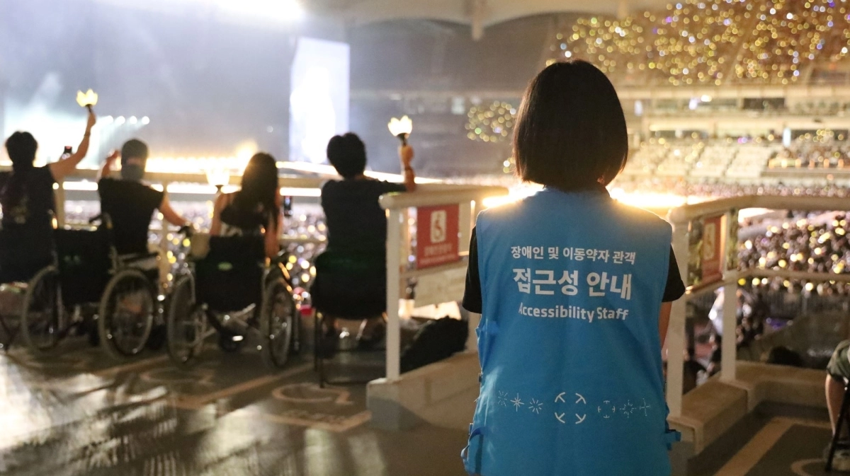 ‘BIGBANG 2026-2027 WORLD TOUR < XX : COSMOS > IN GOYANG’ 공연 현장에서 따뜻한동행의 ‘유니버설 스테이지’ 접근성 지원 스태프가 장애인 및 이동약자 관객의 공연 관람을 지원하고 있다. (따뜻한동행 제공)
