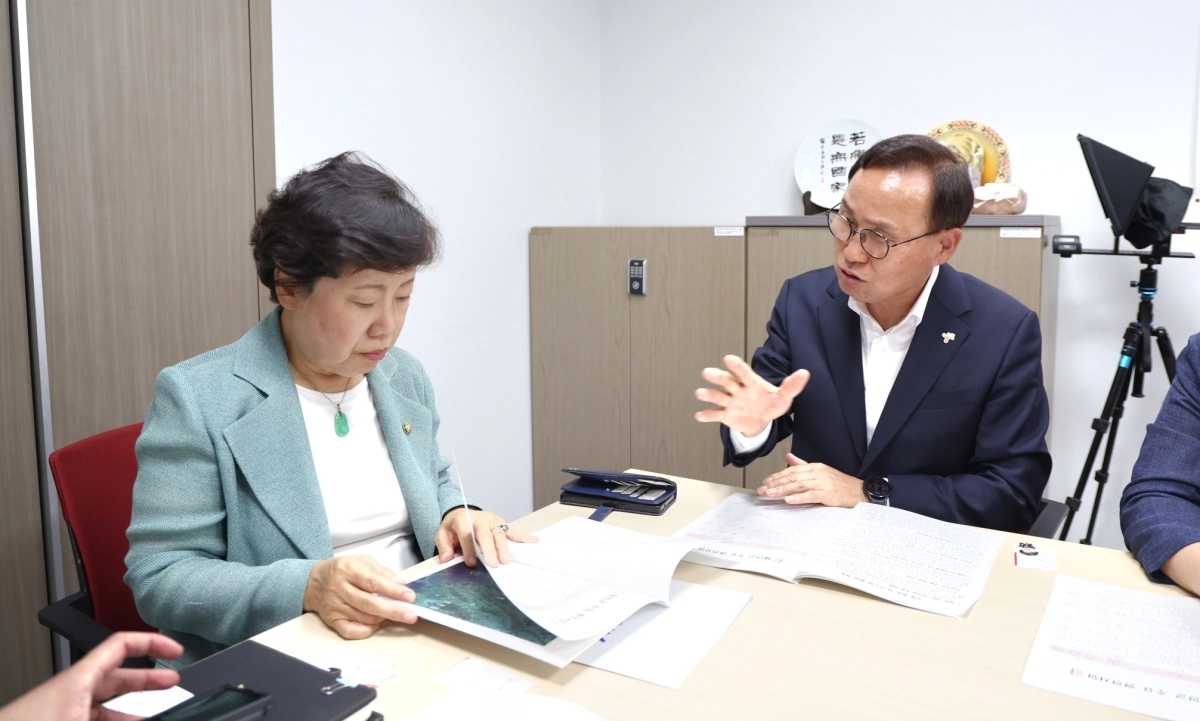 윤희신 태안군수가 7일 국회를 방문해 현안사업 지원을 요청하고 있다. 군 제공