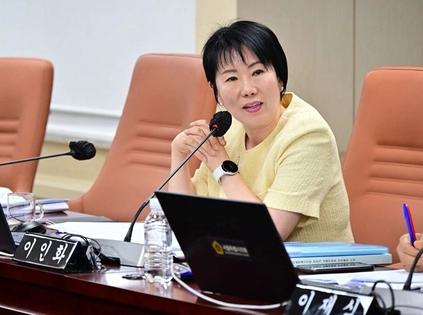제339회 임시회 교통위원회 업무보고에서 질의하는 이인화 의원. 서울시의회 제공