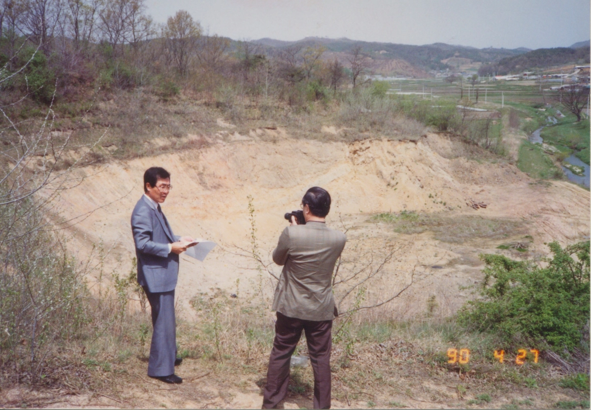 윤동한(왼쪽) 회장이 1990년 창업 초기 한국콜마 공장 부지를 둘러보고 있다. 한국콜마 제공