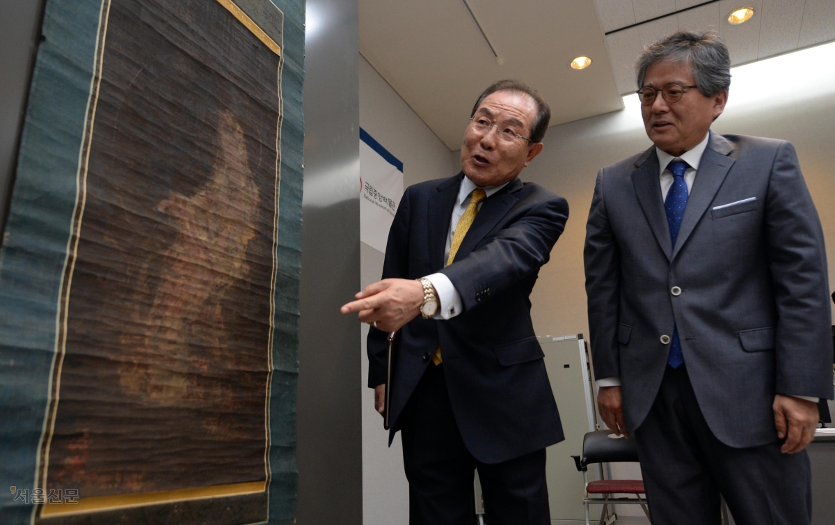 윤동한(왼쪽) 한국콜마 회장은 2016년 10월 일본의 한 미술품 중개상으로부터 고려 불화인 ‘수월관음도’를 25억원에 매입해 국립중앙박물관에 기증했다. 당시 서울 용산구 국립중앙박물관에서 열린 기증식 및 언론공개회에서 윤 회장과 이영훈 당시 국립중앙박물관장이 수월관음도를 바라보며 대화를 나누고 있다. 서울신문DB