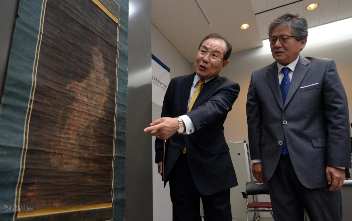 윤동한(왼쪽) 한국콜마 회장은 2016년 10월 일본의 한 미술품 중개상으로부터 고려 불화인 ‘수월관음도’를 25억원에 매입해 국립중앙박물관에 기증했다. 당시 서울 용산구 국립중앙박물관에서 열린 기증식 및 언론공개회에서 윤 회장과 이영훈 당시 국립중앙박물관장이 수월관음도를 바라보며 대화를 나누고 있다. 서울신문DB