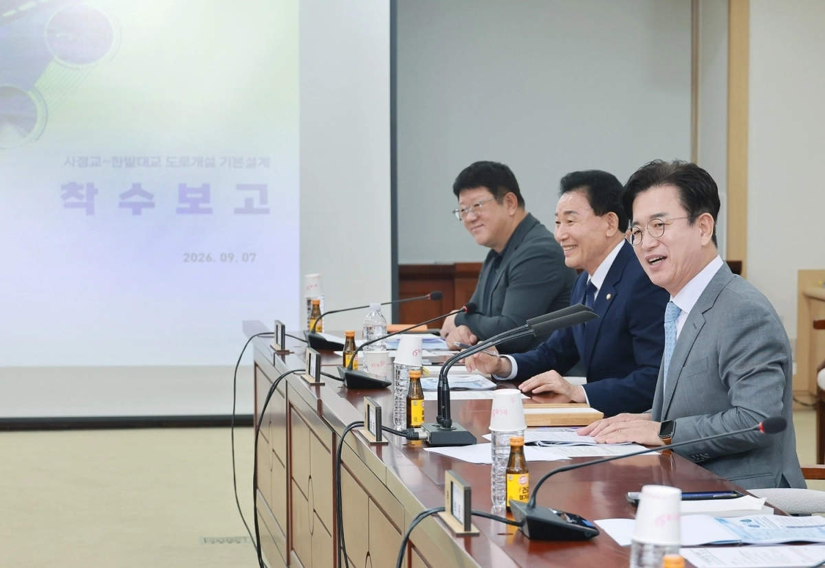 허태정(사진 오른쪽) 대전시장이 박용갑(사진 가운데) 의원과 시구 관계자 등 20여 명이 참석한 가운데 7일 시청에서 열린 ‘사정교~한밭대교 도로 개설사업 기본설계 용역 착수보고회’에서 발언하고 있다. 대전시 제공