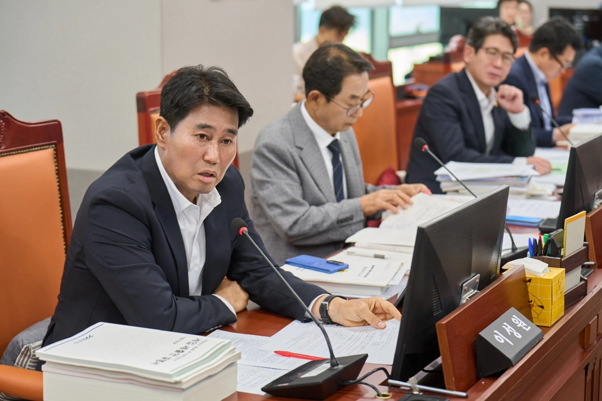 ▲이성원 의원이 4일 열린 제393회 임시회 제1차 기재위 회의에서 경기도의 재정 운용 문제를 지적하며 구체적인 중장기 정상화 계획 수립을 촉구하고 있다. (사진=경기도의회)