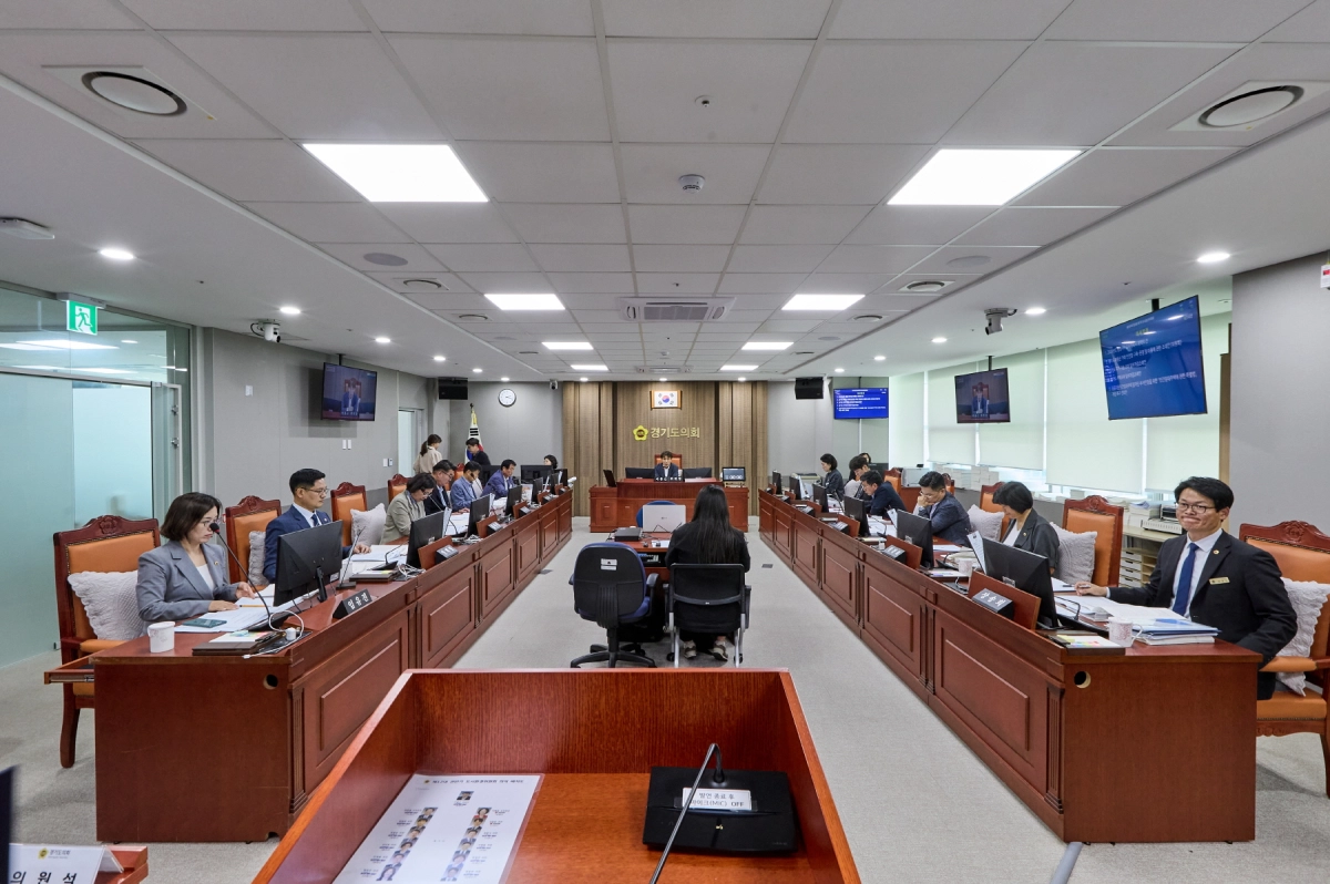 ▲경기도의회 도시환경위원회가 4일 열린 제393회 임시회 제1차 회의에서 2026년도 행정사무감사 계획서와 주요 조례안 및 동의안을 심사·의결하고 있다. (사진=경기도의회)