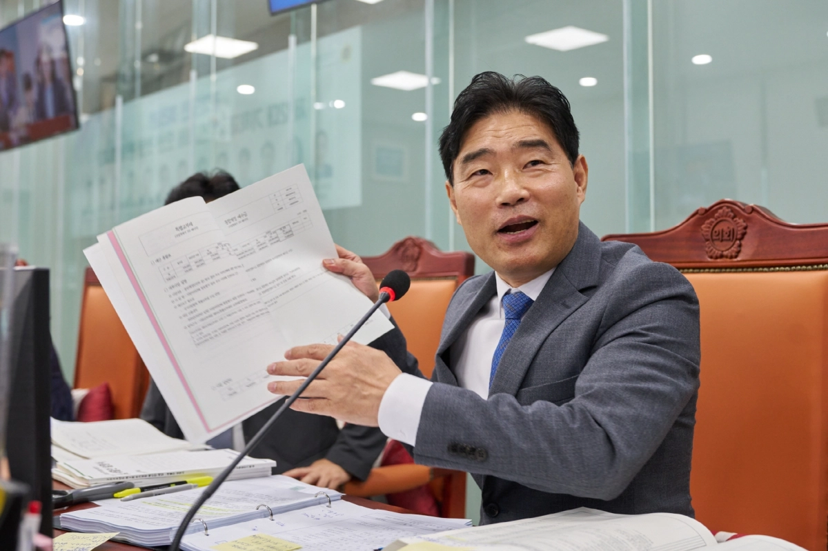 ▲김운남 의원이 4일 열린 제393회 임시회 상임위 회의에서 2026년도 제2회 추경예산안 자료를 들어 보이며 시·군 인센티브 삭감의 문제점을 지적하고 있다. (사진=경기도의회)
