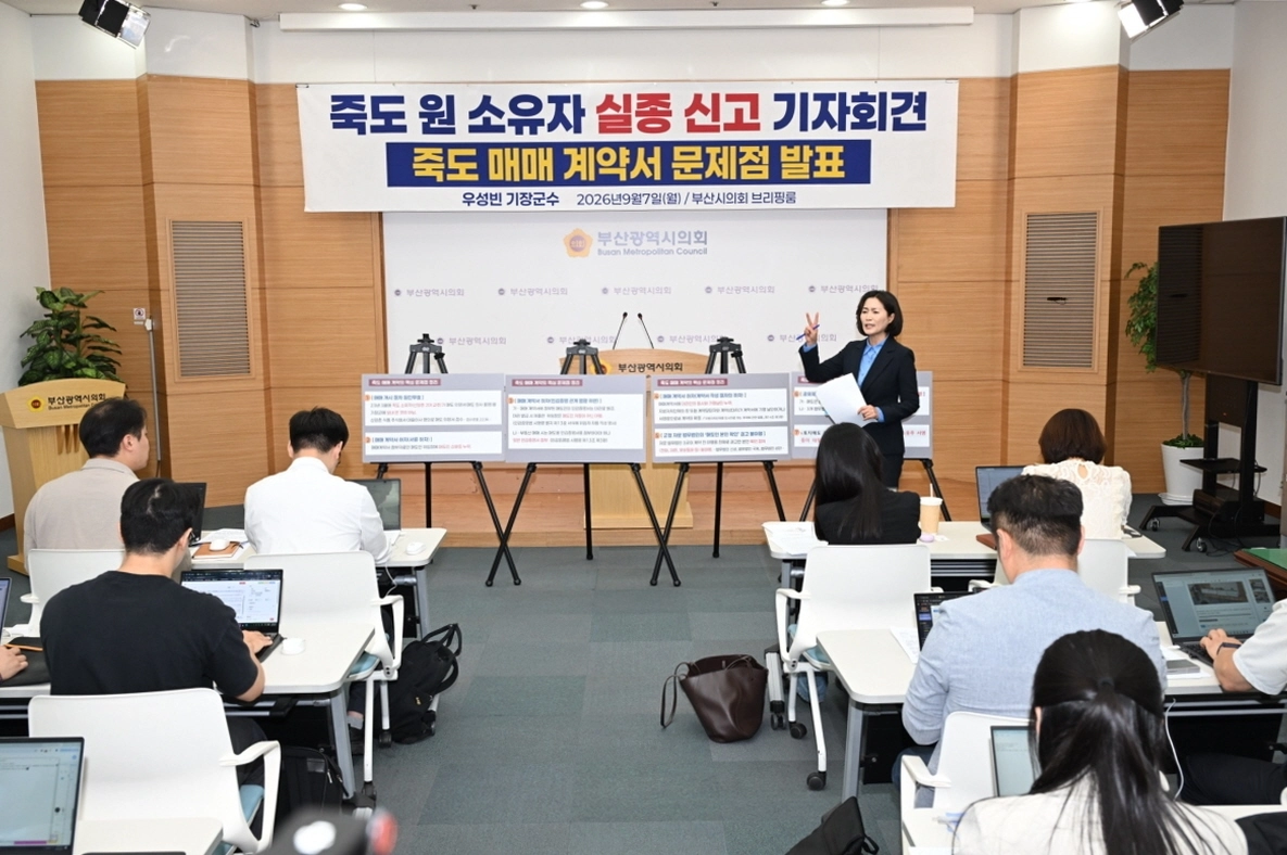 우성빈 기장군수가 7일 부산시의회 브리핑룸에서 기자회견을 열고 지난해 군이 종교단체로부터 죽도를 매입한 과정에 관한 문제점을 설명하고 있다. 기장군 제공