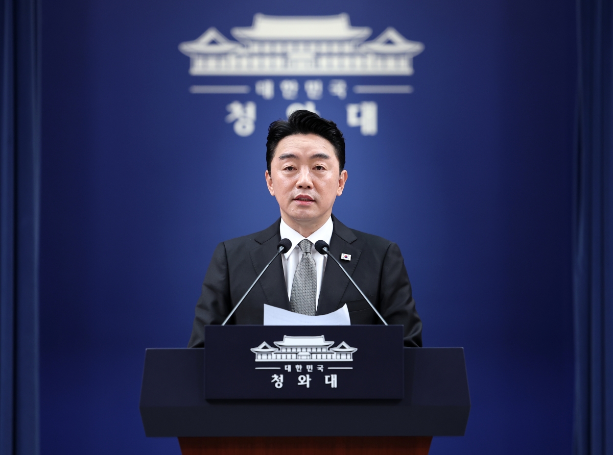 강훈식 비서실장이 30일 청와대 춘추관에서 인사 관련 브리핑을 하고 있다. 연합뉴스