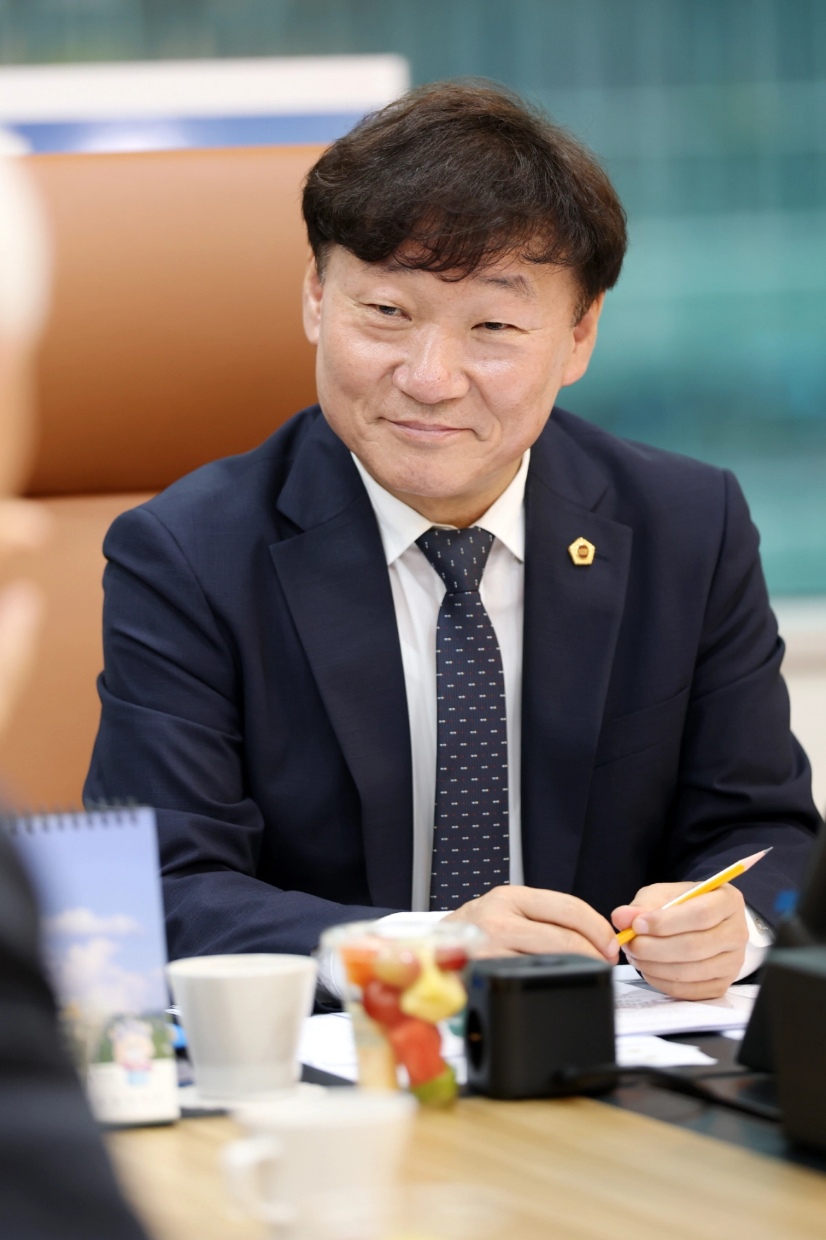 ▲남종섭 의장이 집무실에서 도의원의 청렴교육 이수를 의무화하는 행동강령 조례 개정 추진 방안을 설명하고 있다. (사진=경기도의회)