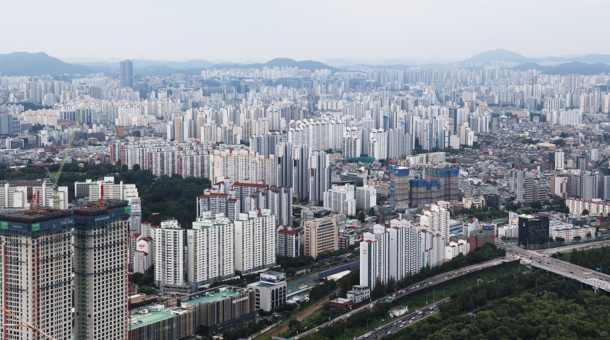 30일 서울 영등포구 여의도 63빌딩 전망대에서 바라본 시내 곳곳에 자리 잡은 아파트 전경. 기사와 직접적인 관련 없음. 2026.8.30. 연합뉴스