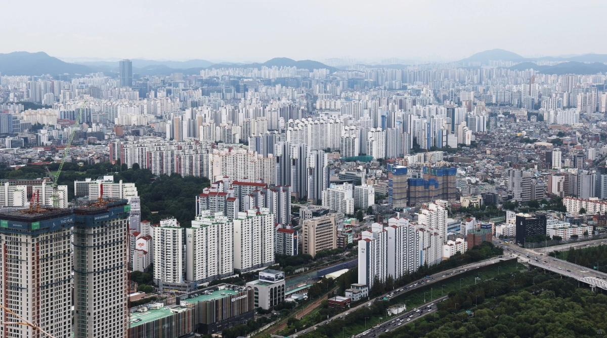 30일 서울 영등포구 여의도 63빌딩 전망대에서 바라본 시내 곳곳에 자리 잡은 아파트 전경. 기사와 직접적인 관련 없음. 2026.8.30. 연합뉴스