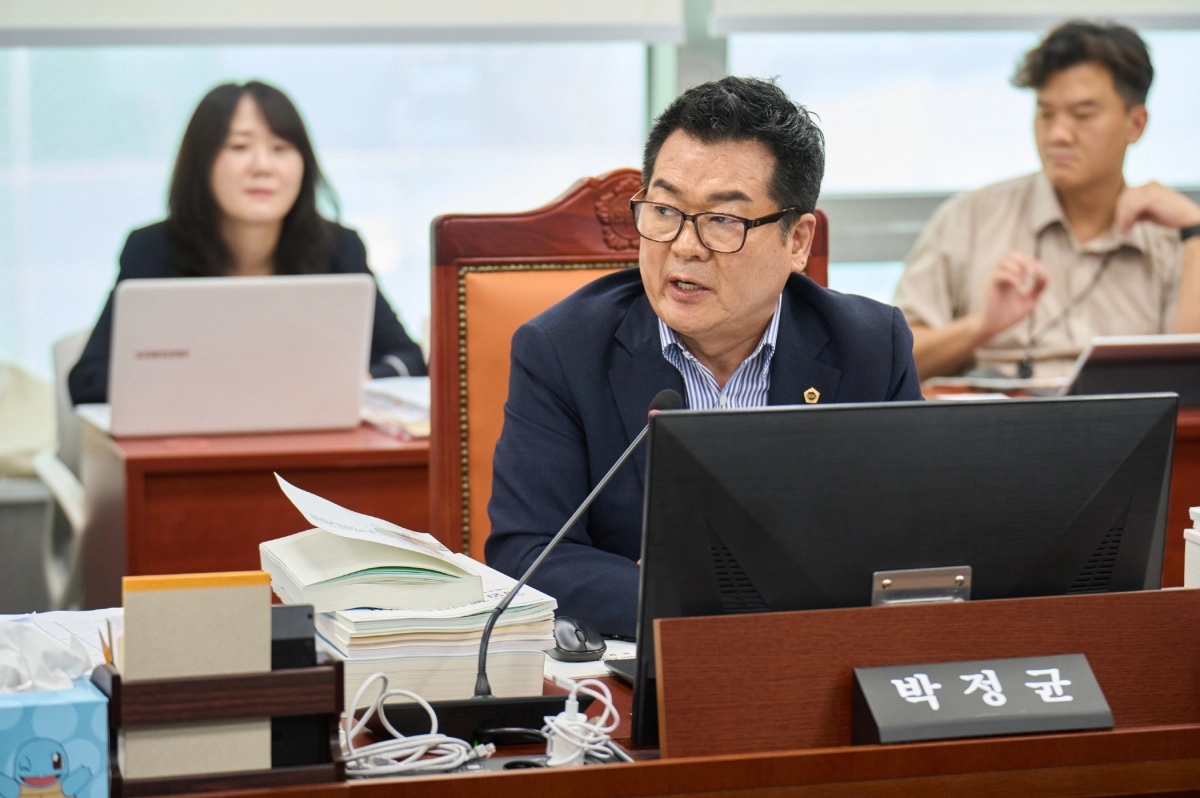 ▲박정균 의원이 4일 열린 제393회 임시회 제1차 기재위 회의에서 2026년도 제2회 추경예산안을 심사하며 경기연구원 출연금 삭감과 통합재정안정화기금 차입의 부당성을 지적하고 있다. (사진=경기도의회)