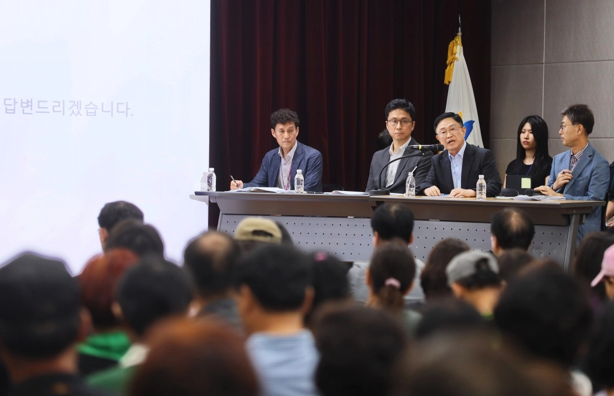 최기찬(가운데) 금천구청장이 지난 3일 독산동 데이터센터 관련 주민소통회를 열고 발언하고 있다. 금천구 제공