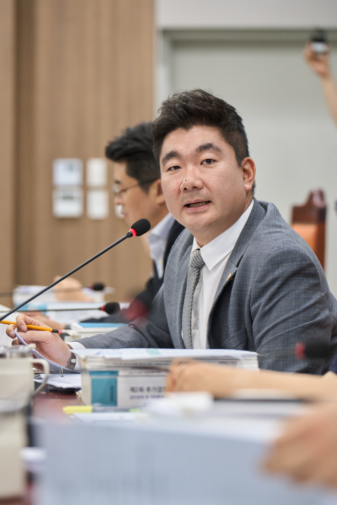 장한별 경기도의원 “사업 5,465억 줄이고 기금은 2,315억 늘려…재정위기 대응 맞나”
