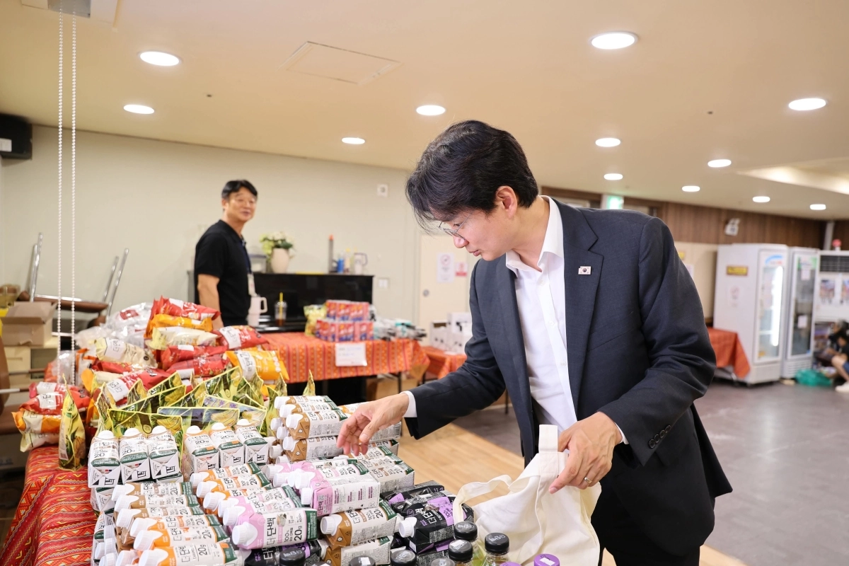 서준오 노원구청장이 지난달 21일 중증장애인거주시설 늘편한집에서 열린 바자회에 참석해 물품을 살펴보고 있다. 노원구 제공