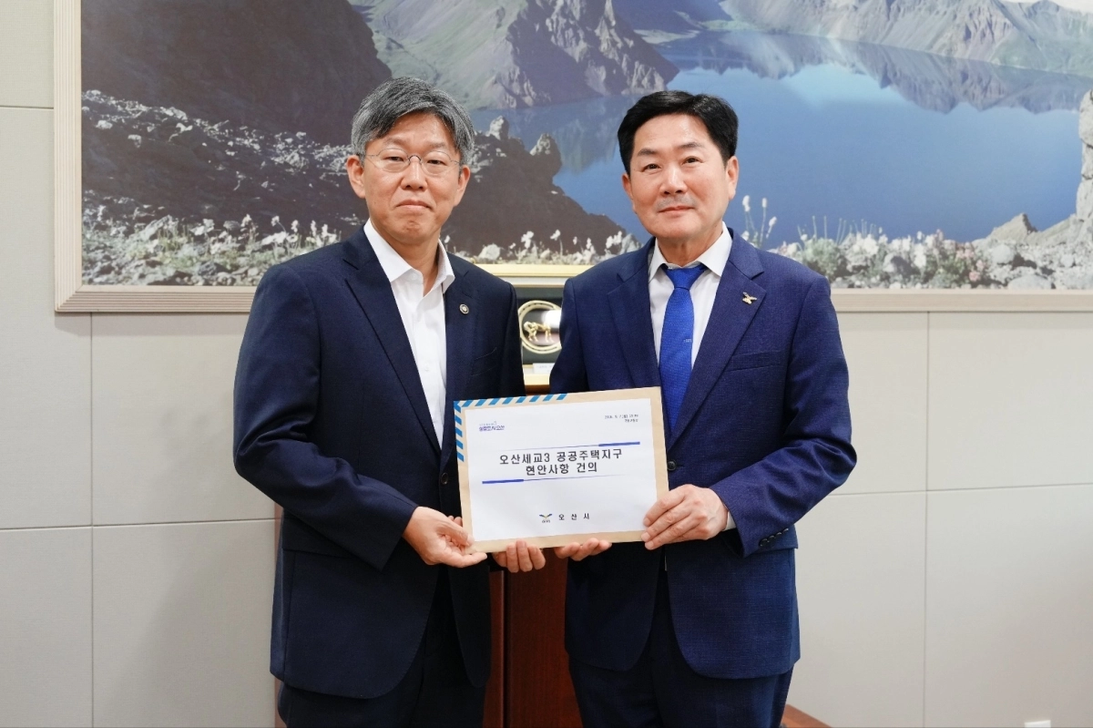조용호 오산시장(오른쪽)이 7일 세종 국토교통부에서 김이탁 국토교통부 제1차관에게 오산세교3 공공주택지구의 성공적인 조성 등 주요 현안 해결을 요청했다. 오산시 제공